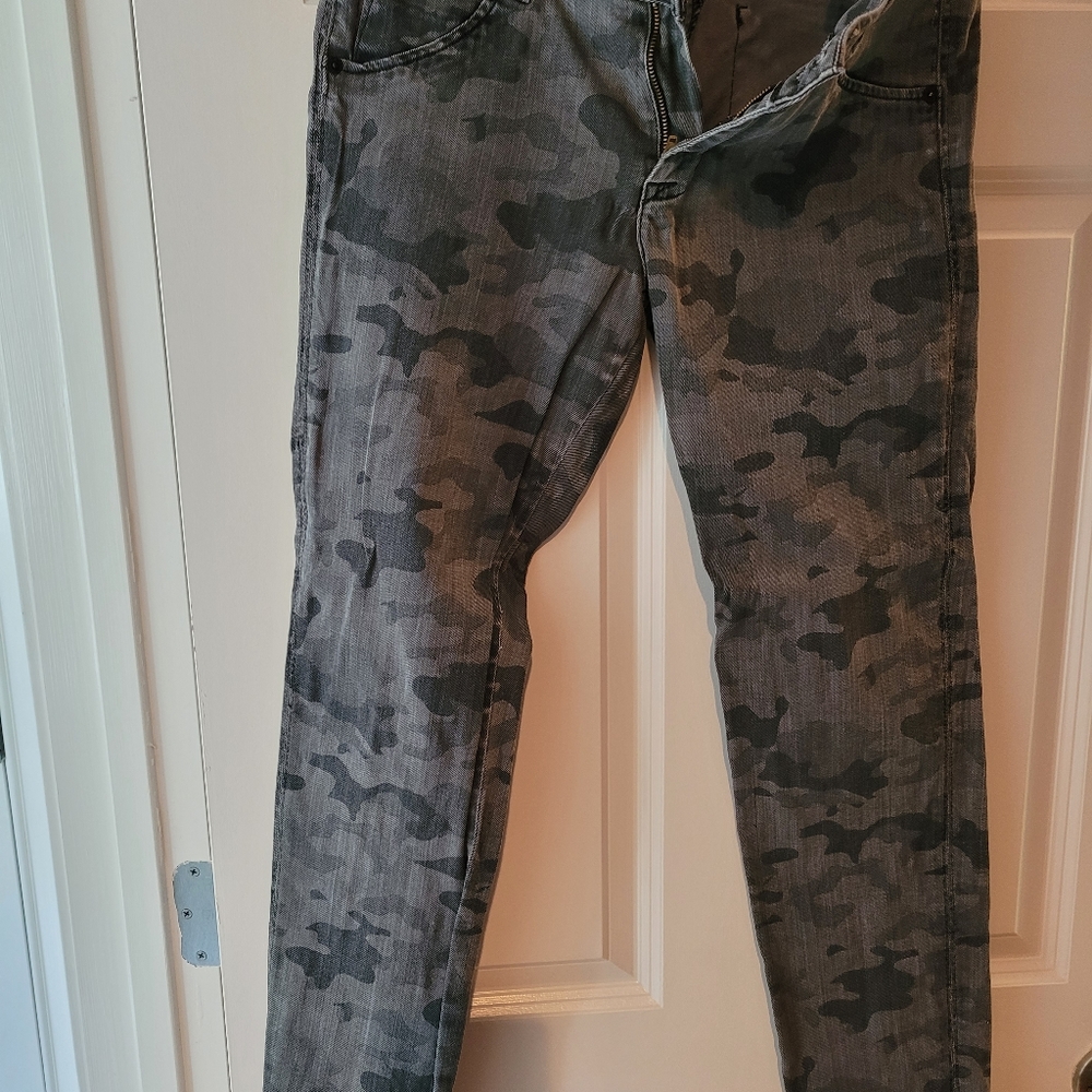 HUDSON BLACK CAMO JEANS Size 30